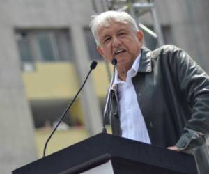 López Obrador señaló que de todo el robo de combustible 'solo el 20% se da por la ordeña de ductos y que la mayor parte tiene que ver con la complicidad de autoridades'.