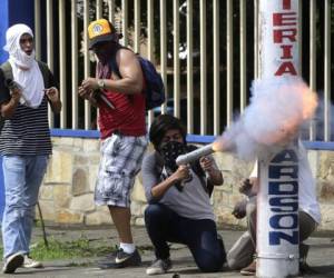 La policía informó que el ataque fue lanzado por manifestantes que mantienen bloqueado el paso en una carretera del municipio de la ciudad La Trinidad, 200 km al norte de Managua. (Foto: AFP)