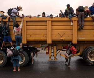 Foto de archivo que muestra a migrantes hondureños cruzando Veracruz rumbo a Estados Unidos en noviembre de 2018.