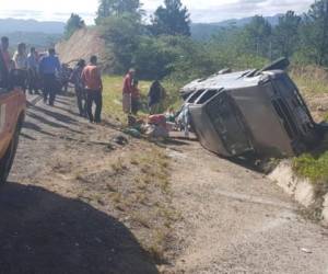 El vehículo dio varias vueltas hasta quedar a un costado de la carretera. Foto: EL HERALDO