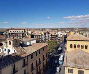 Toledo se ubica a 516 metros sobre el nivel del mar. Con apenas 84 mil habitantes se vuelve un destino para visitantes.
