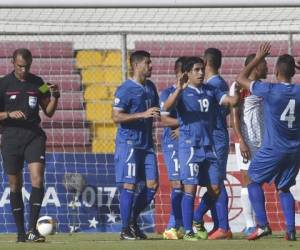 Los jugadores de El Salvador celebran una de las anotaciones ante Belice (Foto: Agencia)