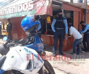 El cuerpo del hombre quedó dentro de la tiendita que está a la orilla de la calle de la popular colonia. Foto: Estalin Irías | EL HERALDO.