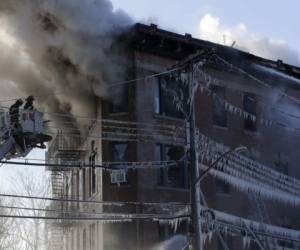 Cinco horas después, los bomberos seguían trabajando para controlar las llamas. (Foto: AP)