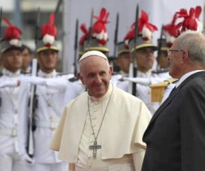 El Sumo Pontífice fue recibido por un gran despliegue protocolar y el presidente Pedro Pablo Kuczynski. Foto AFP