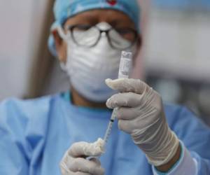 La vacuna será aplicada al personal de primera línea en los centros hospitalarios del país.