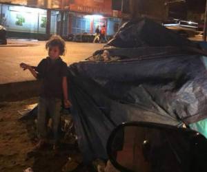 Cuatro niños viven en la vieja choza ubicada en las inmediaciones del Zonal Belén de la capital de Honduras. Foto: Claudia Guevara.