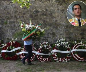 Un hombre coloca las guirnaldas alrededor de la plaza de toros de Orduña en honor torero español Ivan Fandino previo a su funeral (Foto: Agencia AFP)