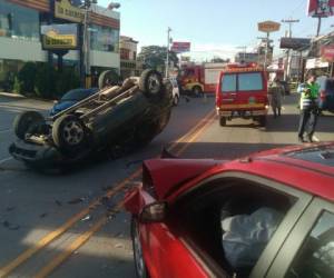 Accidente cerca de Toncontín. La camioneta verde quedó con las llantas hacia arriba y a un lado el turismo con la parte frontal bastante dañada.