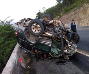 El automóvil en el que conducían los fallecidos quedó destruido tras el aparatoso choque y estuvo a punto de salirse de la carretera. Foto:EL HERALDO