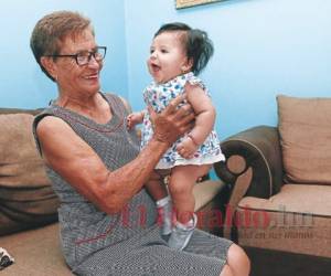 Doña Rosaura Sevilla disfruta de sus nietos. Acá con la pequeña Ellie González, de 6 meses.