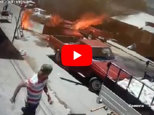 El vídeo registró cuando la víctima salió de vehículo con su cuerpo en llamas.