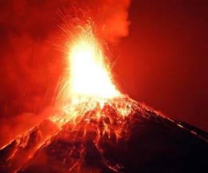 Esta foto fue captada en enero de 2004, cuando el volcán de Fuego hizo erupción. (AFP)