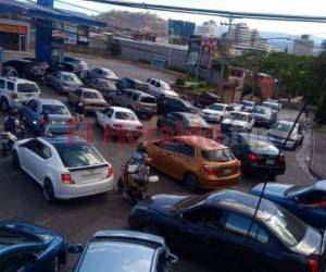 Largas filas de automotores se observan este día en las gasolineras de la capital por la cuarentena impuesta en el país. Fotos Aníbal Vásquez, Marvin Salgado, Emilio Flores, Alejandro Amador| EL HERALDO