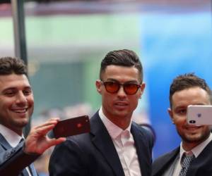 Cristiano Ronaldo se dio el tiempo para tomarse unas selfies después del sorteo de la Champions.
