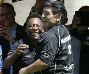 Tras esas palabras, Pelé le habla de que cuando ambos eran jugadores sí había varios jugadores importantes con personalidad en sus respectivos equipos. Foto: AFP
