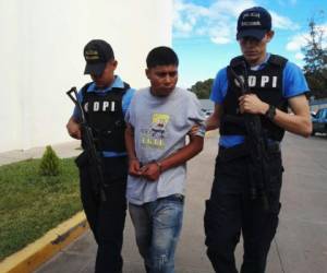 Junior Josué Vásquez Velásquez es custodiado por agentes de la Dirección Policial de Investigaciones (DPI).