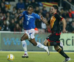 Georgie Welcome sale en carrera perseguido por Alberto De La Bella de la selección catalana de 2010. Foto: El Heraldo.