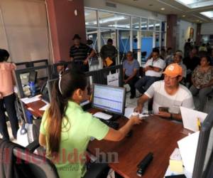 Empleados de la empresa privada y el gobierno podrán acceder a tasas de interés más bajas al readecuar sus deudas. Foto: EL HERALDO