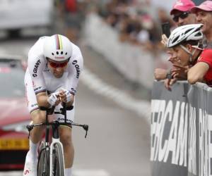 El jinete del equipo Sunweb Tom Dumoulin de los Países Bajos corre durante la 1 ° etapa del 101 ° Giro de Italia, Giro de Italia. Foto:AFP