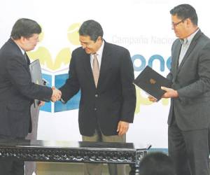 Senén Villanueva, Juan O. Hernández y Marlon Escoto en la firma del convenio de alfabetización.