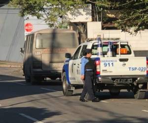 Miembros de la Policía Nacional llegaron a acordonar la zona del crimen. Foto cortesía Twitter