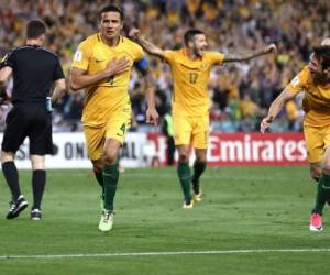 Tim Cahill es el principal referente para concretar las jugadas de los Socceroos. (2) El juego aéreo es la principal vía de ataque de Australia contra sus rivales.