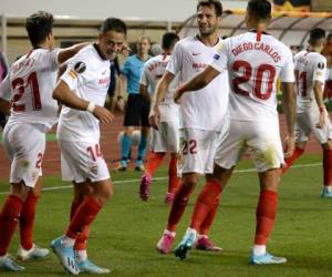 Compañeros de Chicharito Hernández celebraron la anotación que realizó ante el Qarabag. Foto:AFP