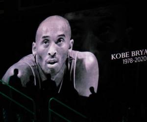 Espectadores guardan un momento de silencio en memoria de Kobe Bryant antes del Día de Prensa previo al Super Bowl 54, el lunes 27 de enero de 2020. Foto: Agencia AP.