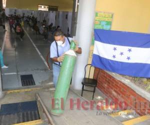 Personal de la proveedora de los tanques de oxígeno abasteció de estos insumos al triaje de la Unicah horas antes de que el personal se declarara en brazos caídos, por tanto colocaron la Bandera Nacional al revés. Foto: Efraín Salgado/El Heraldo