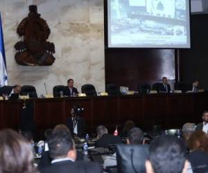 Carlos Madero entregó el proyecto de ley a los diputados del Congreso Nacional y expuso los alcances que tiene la iniciativa.