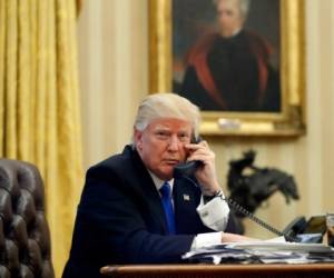 Trump señaló que habló mucho sobre la inhabilitación durante la campaña y 'ahora estamos poniéndola en vigor'. Foto: AP