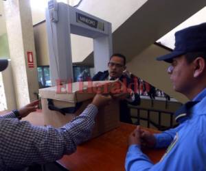 Con cajas en mano que contenían los medios de prueba documentales llegaron este lunes a la CSJ los dos diputados del Congreso Nacional. (Foto: El Heraldo Honduras)