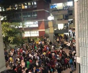 Un grupo de estudiantes se reunió en la Plaza de las Cuatro Culturas de la Universidad Nacional Autónoma de Honduras. Foto: Cortesía.