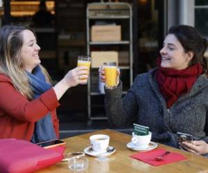 Dos mujeres toman un café y un jugo de naranja en la terraza de un café, el 19 de mayo de 2021, en Estrasburgo, en el este de Francia. Foto:AP