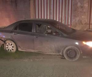 Este es el vehículo en el que se conducía la pareja que fue ultimada a balazos la noche del lunes en San Pedro Sula.