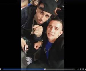 Nicky Jam junto al cantante hondureño Juan Carlos Lara.