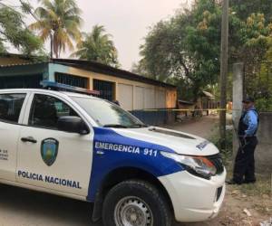 El cadáver fue encontrado con su rostro totalmente desfigurado a un lado del pasaje Sinaí de la colonia Rivera Hernández de San Pedro Sula.