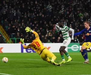 El delantero francés del Celtic Odsonne Edouard marca su segundo gol durante un partido de fútbol de la fase de grupos de la UEFA Europa league entre el Celtic y el Liepzig en el estadio Celtic Park en Glasgow. (Foto: AFP)
