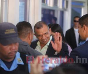 El expresidente Pepe Lobo entró a la sala donde estaban leyendo la individualización de la pena. Foto: David Romero / EL HERALDO.