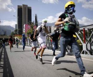 Entre indignación, rabia, impotencia y miedo, muchos opositores han abandonado las calles tras cuatro meses de masivas protestas contra el presidente Nicolás Maduro (Foto: Agencia AP)