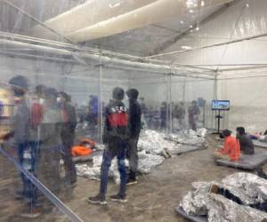 Los funcionarios del gobierno se han rehusado tajantemente a describir como una crisis la detención de más de 15,000 menores migrantes, o la situación en la que viven. Foto: Agencia AP.