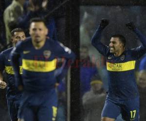 Ramón Ábila celebra un gol de Boca ante Libertad por la Copa Libertadores.