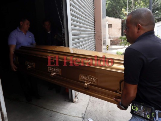 Familiares retiran el cadáver de Rubén Franco Fiallos de la morgue de la capital de Honduras. Foto: Marvin Salgado/EL HERALDO.