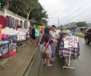 Los vendedores se instalaron hasta en la calle vehicular.