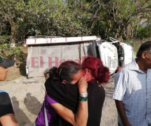 Parientes de las víctimas se abrazan en medio de la conmoción por el fatal accidente en Güinope.