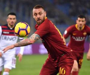 El mediocampista italiano del AS Roma, Daniele De Rossi, mira la pelota durante el partido de fútbol de la Serie A italiana entre Roma y Bolonia en el estadio olímpico de Roma. (AFP)