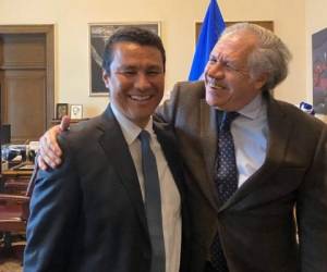 El ministro de la Presidencia, Ebal Díaz, junto al secretario general de la OEA, Luis Almagro, en la primera reunión.