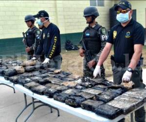 Hoy se presentó un total de 107 kilos de supuesta cocaina que se transportada en la avioneta con matrícula panameña. Foto: Estalín Irías / El Heraldo.