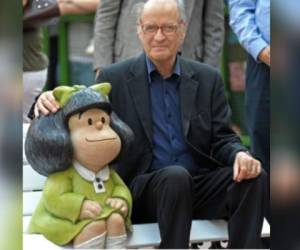 Mafalda ha sido traducida a más de 30 idiomas en varios países, gracias a su aceptación. En la fotografía, Joaquín Salvador Lavado, posa con una de las esculturas que se han hecho en varias partes de mundo. Foto: AFP